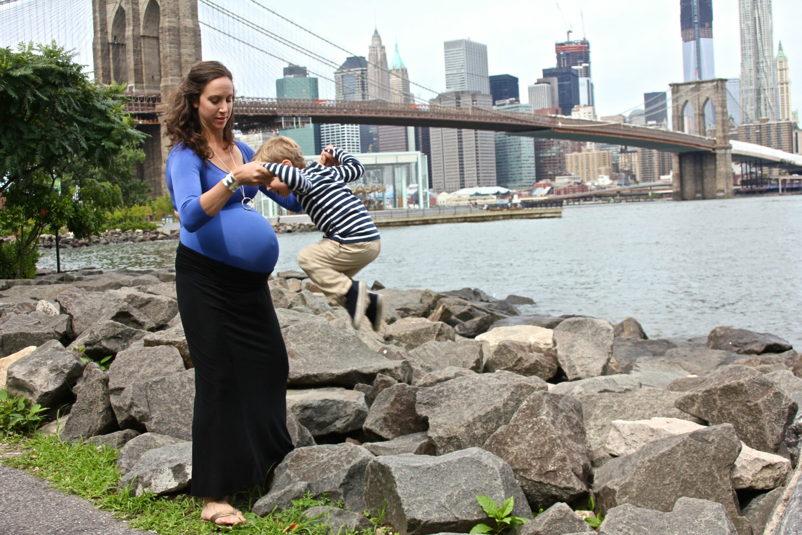 Nicole porte le Moodkit à New York. Une future maman heureuse !